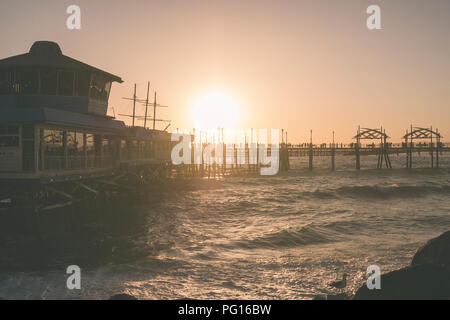 Il sole tramonta con l'oceano a Redondo Beach pier Foto Stock