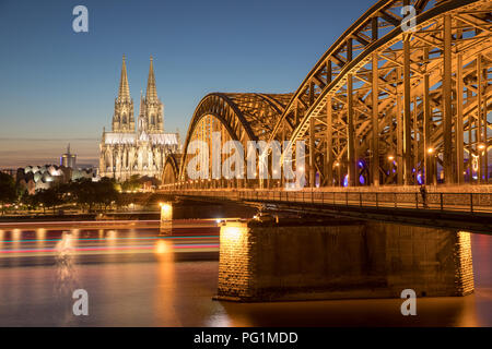 Una vista del ponte e il duomo di Colonia dal fiume di notte Foto Stock