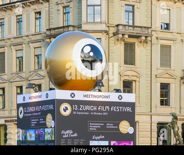 Zurigo, Svizzera - 27 Settembre 2017: vista parziale del meetingpoint stand della Zurich Film Festival sulla piazza Sechselautenplatz, edifici a Foto Stock