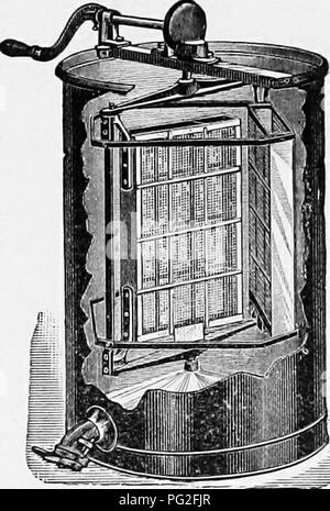 . Langstroth sull'alveare e il miele-Bee. Le api. Si estrae il miele. 453 e, tuttavia, a causa di condizioni molto favorevoli, il bosco selvatico swarmed con api nel "cavità di alberi,'' e l'ape- Hunter ha fatto la sua comparsa. Migliaia di alberi caduti sotto la sua ascia, per produrre i dolci che in essi contenuti. Bee-la caccia è diventata una professione in alcune delle nostre foreste. Il metodo seguito per trovare colonie insediate in cavità di alberi, è stata quella di posizionare una esca di miele in qualche posto aperto, attraendo le api bruciando un po' del pettine. Quando le api avevano formato un bee line dal miele ai loro dimora, a n Foto Stock