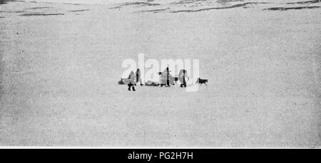 . Relazione della Artico Canadese Expedition 1913-18. Spedizioni scientifiche. 130 Artico Canadese Expedition, 1913-18 Gli Eschimesi evitato il bagliore ghiaccio quanto più possibile per loro slittini dovrebbe scorrere in tutte le direzioni su di essa e poi incollare sul minimo patch di neve, da cui era difficile avviare nuovamente come entrambi i cani e gli Eschimesi sarebbe in piedi sul ghiaccio liscio. Ci siamo fermati al camp accanto a un piccolo lago. Gli uomini, non appena avevano istituito le loro tende, andati a pesca, lasciando le donne per scaricare i slittini e preparare il pasto serale. 19 maggio: Caccia e pesca occupato i nativi al Foto Stock