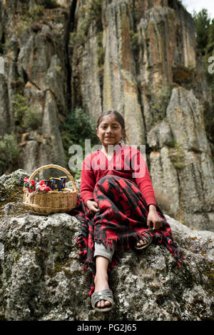 8-anno-vecchia ragazza vendono dolci per i turisti che visitano Cumbe Mayo sito archeologico. Cajamarca, Perù. Lug 2018 Foto Stock