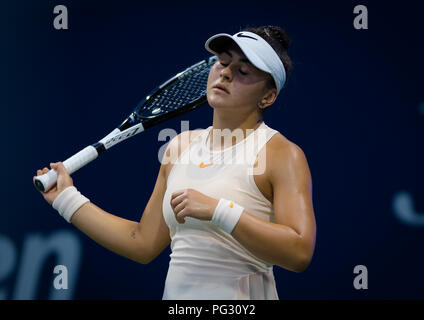 New York, Stati Uniti d'America. 24 ago 2018. New York, Stati Uniti d'America. Bianca Andreescu del Canada in azione durante il primo turno di qualifiche al 2018 US Open Grand Slam torneo di tennis. New York, Stati Uniti d'America. 22 agosto 2018. Il 22 agosto, 2018. Credit: AFP7/ZUMA filo/Alamy Live News Foto Stock