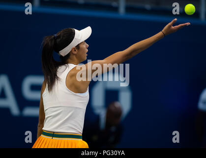 New York, Stati Uniti d'America. 24 ago 2018. New York, Stati Uniti d'America. Olga Danilovic di Serbia in azione durante il primo turno di qualifiche al 2018 US Open Grand Slam torneo di tennis. New York, Stati Uniti d'America. 22 agosto 2018. Il 22 agosto, 2018. Credit: AFP7/ZUMA filo/Alamy Live News Foto Stock