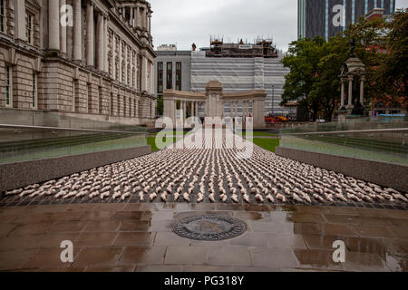 Belfast, Regno Unito. 23 Ago, 2018. Schermi della Somme una suggestiva mostra, ricordando le migliaia di soldati che morirono nella Battaglia delle Somme ma che non hanno conosciuto sepoltura. 3,775 della miniatura avvolta nelle figure sono stati stabiliti nel Giardino della Rimembranza a Belfast City Hall Credito: Bonzo Alamy/Live News Foto Stock