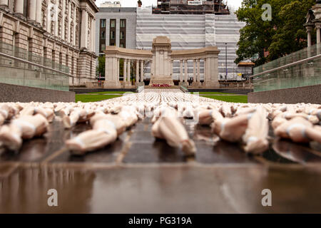 Belfast, Regno Unito. 23 Ago, 2018. Schermi della Somme una suggestiva mostra, ricordando le migliaia di soldati che morirono nella Battaglia delle Somme ma che non hanno conosciuto sepoltura. 3,775 della miniatura avvolta nelle figure sono stati stabiliti nel Giardino della Rimembranza a Belfast City Hall Credito: Bonzo Alamy/Live News Foto Stock