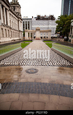 Belfast, Regno Unito. 23 Ago, 2018. Schermi della Somme una suggestiva mostra, ricordando le migliaia di soldati che morirono nella Battaglia delle Somme ma che non hanno conosciuto sepoltura. 3,775 della miniatura avvolta nelle figure sono stati stabiliti nel Giardino della Rimembranza a Belfast City Hall Credito: Bonzo Alamy/Live News Foto Stock