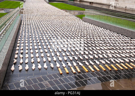 Belfast, Regno Unito. 23 Ago, 2018. Schermi della Somme una suggestiva mostra, ricordando le migliaia di soldati che morirono nella Battaglia delle Somme ma che non hanno conosciuto sepoltura. 3,775 della miniatura avvolta nelle figure sono stati stabiliti nel Giardino della Rimembranza a Belfast City Hall Credito: Bonzo Alamy/Live News Foto Stock