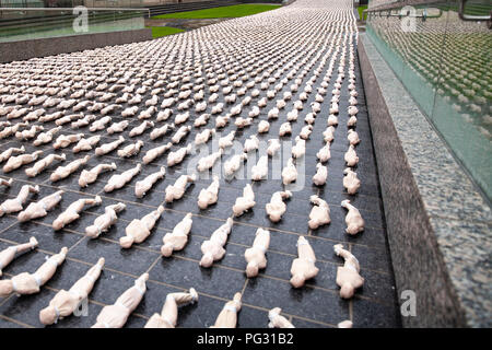 Belfast, Regno Unito. 23 Ago, 2018. Schermi della Somme una suggestiva mostra, ricordando le migliaia di soldati che morirono nella Battaglia delle Somme ma che non hanno conosciuto sepoltura. 3,775 della miniatura avvolta nelle figure sono stati stabiliti nel Giardino della Rimembranza a Belfast City Hall Credito: Bonzo Alamy/Live News Foto Stock