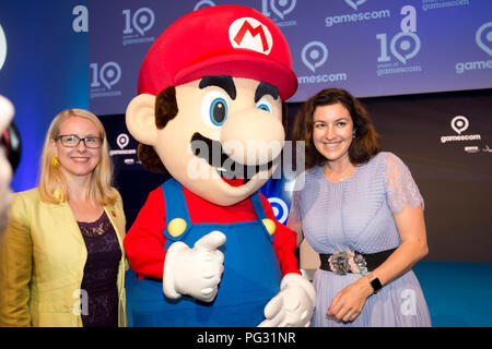 Dorothee BAER, Bà r, CSU, politico, ministro di Stato per la digitalizzazione, destra e Margarete SCHRAMBOECK, Schramböck, ministro federale per la digitalizzazione e business location Austria, che posano per una foto con Super Mario doll, mascotte, apertura del gamescom in Koeln su 21.08.2018, | Utilizzo di tutto il mondo Foto Stock