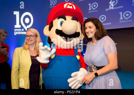 Dorothee BAER, Bà r, CSU, politico, ministro di Stato per la digitalizzazione, destra e Margarete SCHRAMBOECK, Schramböck, ministro federale per la digitalizzazione e business location Austria, che posano per una foto con Super Mario doll, mascotte, apertura del gamescom in Koeln su 21.08.2018, | Utilizzo di tutto il mondo Foto Stock