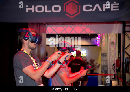 Colonia, Deutschland. 21 Ago, 2018. Visitatori giocare giochi VR, realtà virtuale, apertura del gamescom in Koeln su 21.08.2018, | Utilizzo di credito in tutto il mondo: dpa/Alamy Live News Foto Stock