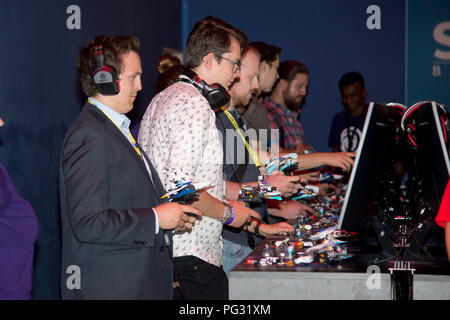 Colonia, Deutschland. 21 Ago, 2018. generale, funzione, Randmotiv, i visitatori a giocare al gioco console, apertura della fiera Gamescom in Koeln su 21.08.2018, | Utilizzo di credito in tutto il mondo: dpa/Alamy Live News Foto Stock