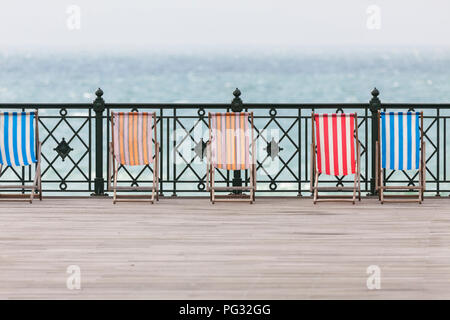 Hastings, East Sussex, Regno Unito. 23 Ago, 2018. Vuoto sdraio colorate sedersi sul molo di Hastings Su breezy day. © Paul Lawrenson 2018, Photo credit: Paolo Lawrenson / Alamy Live News Foto Stock