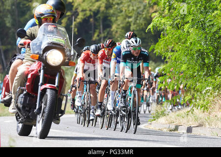 Koblenz, Germania. 23 Ago, 2018. Escursioni in bicicletta, UCI serie europea, Germania Tour, Koblenz - Bonn (157, 00 km), Fase 1. Il campo principale viene eseguito attraverso il Gelbachtal. Credito: Thomas Frey/dpa/Alamy Live News Foto Stock