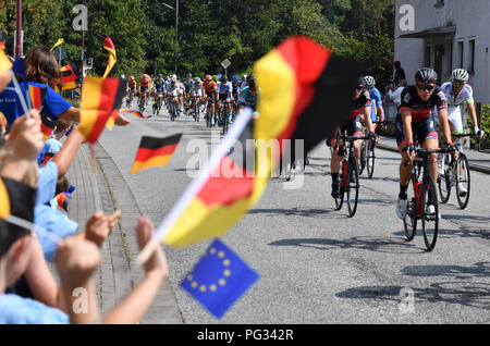 Koblenz, Germania. 23 Ago, 2018. Escursioni in bicicletta, UCI serie europea, Germania Tour, Koblenz - Bonn (157, 00 km), Fase 1. Il campo di piloti aziona attraverso Dierdorf. Credito: Bernd Thissen/dpa/Alamy Live News Foto Stock