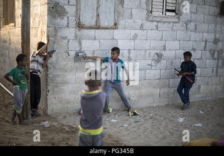 Agosto 22, 2018 - Gaza City, la striscia di Gaza, Palestina - bambini palestinesi giocare con pistole giocattolo nel sud della striscia di Gaza città di Khan Younis dall'Eid al-Adha holiday. (Credito Immagine: © Mahmoud Issa/Quds Net News via ZUMA filo) Foto Stock