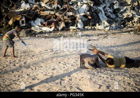 Agosto 22, 2018 - Gaza City, la striscia di Gaza, Palestina - bambini palestinesi giocare con pistole giocattolo nel sud della striscia di Gaza città di Khan Younis dall'Eid al-Adha holiday. (Credito Immagine: © Mahmoud Issa/Quds Net News via ZUMA filo) Foto Stock