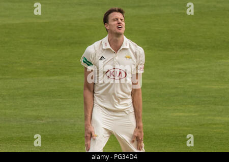 Londra, Regno Unito. Il 22 agosto 2018. Morne Morkel bowling per Surrey contro Lancashire il giorno 4 della contea di Specsavers partita di campionato al ovale. David Rowe/Alamy Live News Foto Stock