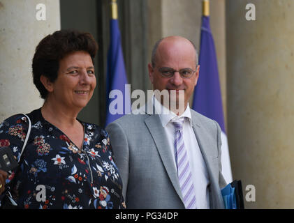 Parigi, Francia. Agosto 22, 2018 - Parigi, Francia: francese il ministro dell'istruzione superiore Frederique Vidal (L) e il ministro della pubblica istruzione ministro Jean-Michel Blanquer lasciare l'Elysee Palace dopo un Consiglio dei ministri. La ministre de l'Enseignement superieur Frederique Vidal et le ministre de l'Education nationale Jean-Michel Blanquer a la sortie du Conseil des ministres de la rentree. *** La Francia / nessuna vendita di supporti in francese.Credit: Fotografia Idealink/Alamy Live News Foto Stock