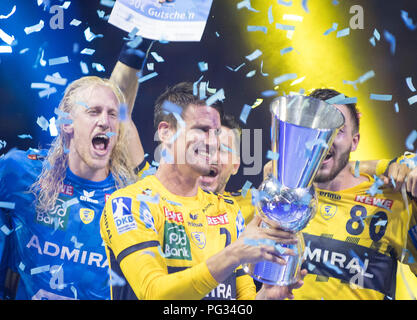 Cerimonia di premiazione il giubilo Andre SCHMID (RNL) con la coppa, a sinistra e a destra il portiere Mikael APPELGREN, Andre SCHMID, Jannik KOHLBACHER, (RNL). Handball Super Cup 2018, SG Flensburg-Handewitt (FL) - Rhein-Neckar Loewen (RNL), su 08/22/2018 in Duesseldorf/Germania. | Utilizzo di tutto il mondo Foto Stock