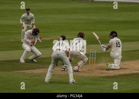 Londra, Regno Unito. Il 22 agosto 2018. Dopo aver preso un brutto colpo al giorno 3, Jack si mostra il suo coraggio fielding vicino a per Surrey contro Steven Croft batting per Lancashire il giorno 4 della contea di Specsavers partita di campionato al ovale. David Rowe/Alamy Live News Foto Stock