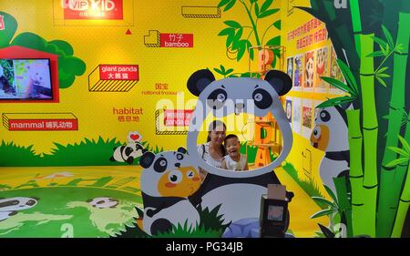 (180823) -- PECHINO, Agosto 23, 2018 (Xinhua) -- la gente visita il primo Cina Panda Gigante International Settimana della Cultura di Pechino, capitale della Cina, e il agosto 23, 2018. Con lo scopo di promuovere il panda gigante come un simbolo culturale per il mondo, l'evento durerà fino al mese di agosto 26. (Xinhua/Xing Guangli) (hxy) Foto Stock