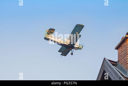 Budapest, Hungary-August 22, 2018: Double-winged vintage un aereo 2 con la registrazione HA-possono sorvolare Obuda spruzzatura di zanzare. Credito: Zoltan Fulop/Alamy Live News Foto Stock