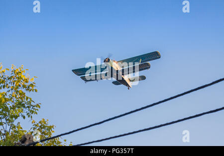Budapest, Hungary-August 22, 2018: Double-winged vintage un aereo 2 con la registrazione HA-possono sorvolare Obuda spruzzatura di zanzare. Credito: Zoltan Fulop/Alamy Live News Foto Stock