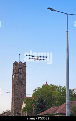 Budapest, Hungary-August 22, 2018: Double-winged vintage un aereo 2 con la registrazione HA-possono sorvolare Obuda spruzzatura di zanzare. Credito: Zoltan Fulop/Alamy Live News Foto Stock