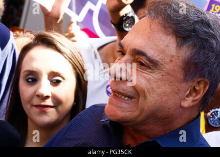 Osasco, Brasile. 23 Ago, 2018. Il candidato alla presidenza della repubblica, Álvaro Dias (Podemos), ha fatto una campagna in Largo de Osasco, in maggiore di São Paulo, la mattina di giovedì prossimo (23). Álvaro mangiato hot dogs, camminato e parlato con i commercianti e gli elettori sull'Antonio Agú boardwalk, una delle principali arterie di grande traffico nella parte centrale della città. Credito: Aloisio Mauricio/FotoArena/Alamy Live News Foto Stock