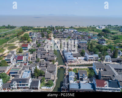 (180823) -- HUZHOU, Agosto 23, 2018 (Xinhua) -- Foto aeree prese su agosto 23, 2018 mostra la vista del villaggio Yigao nella città di Huzhou, est della Cina di Provincia dello Zhejiang. Un folk le usanze e la cultura festival si è tenuto qui il giovedì. Le forme tradizionali di arte come la danza del leone, il taglio della carta, ricamo, ecc. erano sul display durante il festival. (Xinhua/Xu Yu) (wyl) Foto Stock