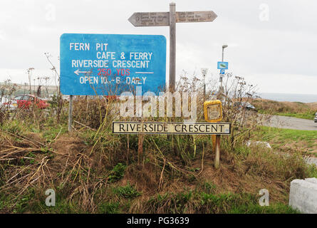Newquay, Cornwall, Regno Unito. 23 Agosto, 2018. Unknown Cornish Vigilantes intrappolare un Camper con blocchi in calcestruzzo a pentire testa Newquay spot di bellezza. Il Vigilantes rivendicazione sono stanchi del lungo soggiorno wild camper su una sezione della strada unadopted e hanno preso l'azione diretta mediante la saldatura di un tratto della strada contro l'accesso a blocchi in calcestruzzo. La mancanza di azione ufficiale negli anni richiesto l'azione. Entrambe le forze di polizia e la Cornovaglia Consiglio dire loro le mani legate su qualsiasi azione in risposta come questo è privato di massa. Parere del locale è divisa. Agosto,23Rd,2018 Credit: Robert Taylor/Alamy Live News Foto Stock