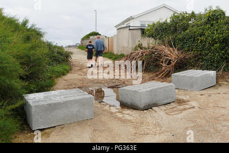 Newquay, Cornwall, Regno Unito. 23 Agosto, 2018. Unknown Cornish Vigilantes intrappolare un Camper con blocchi in calcestruzzo a pentire testa Newquay spot di bellezza. Il Vigilantes rivendicazione sono stanchi del lungo soggiorno wild camper su una sezione della strada unadopted e hanno preso l'azione diretta mediante la saldatura di un tratto della strada contro l'accesso a blocchi in calcestruzzo. La mancanza di azione ufficiale negli anni richiesto l'azione. Entrambe le forze di polizia e la Cornovaglia Consiglio dire loro le mani legate su qualsiasi azione in risposta come questo è privato di massa. Parere del locale è divisa. Agosto,23Rd,2018 Credit: Robert Taylor/Alamy Live News Foto Stock