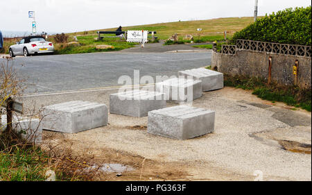 Newquay, Cornwall, Regno Unito. 23 Agosto, 2018. Unknown Cornish Vigilantes intrappolare un Camper con blocchi in calcestruzzo a pentire testa Newquay spot di bellezza. Il Vigilantes rivendicazione sono stanchi del lungo soggiorno wild camper su una sezione della strada unadopted e hanno preso l'azione diretta mediante la saldatura di un tratto della strada contro l'accesso a blocchi in calcestruzzo. La mancanza di azione ufficiale negli anni richiesto l'azione. Entrambe le forze di polizia e la Cornovaglia Consiglio dire loro le mani legate su qualsiasi azione in risposta come questo è privato di massa. Parere del locale è divisa. Agosto,23Rd,2018 Credit: Robert Taylor/Alamy Live News Foto Stock