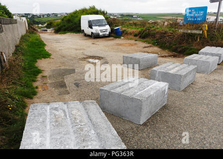 Newquay, Cornwall, Regno Unito. 23 Agosto, 2018. Unknown Cornish Vigilantes intrappolare un Camper con blocchi in calcestruzzo a pentire testa Newquay spot di bellezza. Il Vigilantes rivendicazione sono stanchi del lungo soggiorno wild camper su una sezione della strada unadopted e hanno preso l'azione diretta mediante la saldatura di un tratto della strada contro l'accesso a blocchi in calcestruzzo. La mancanza di azione ufficiale negli anni richiesto l'azione. Entrambe le forze di polizia e la Cornovaglia Consiglio dire loro le mani legate su qualsiasi azione in risposta come questo è privato di massa. Parere del locale è divisa. Agosto,23Rd,2018 Credit: Robert Taylor/Alamy Live News Foto Stock