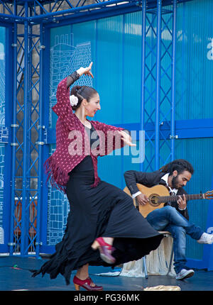 Edimburgo, Scozia, Regno Unito 23 agosto 2018. Edinburgh Fringe Festival Royal Mile, sul mercat fase non ci fu un ardente danza e chitarra spagnola di prestazioni da radici di Flamenco. Foto Stock