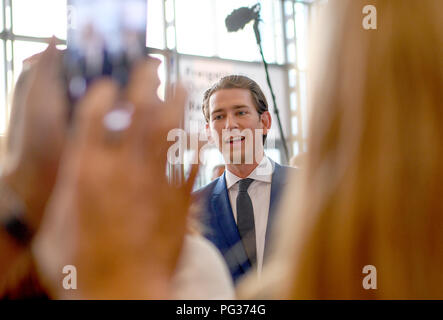 Erfurt, Germania. 23 Ago, 2018. Il Cancelliere austriaco Sebastian Kurz del Partito popolare austriaco (OVP) arriva per il ricevimento annuale della CDU fazione del Land Turingia il parlamento dello stato. Credito: Britta Pedersen/dpa-Zentralbild/dpa/Alamy Live News Foto Stock