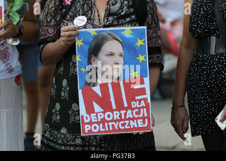 Gdansk, Polonia, 23rd. Agosto 2018 persone protestano contro l'espulsione dalla Polonia Ucraina un dialogo aperto attivista Ludmila Kozlowska (Lyudmila Kozlovska ) deportati dopo aver criticato a destra PiS (Diritto e Giustizia) governo. Lyudmila Kozlovska vissuto in Polonia con il suo marito polacco per dieci anni. Manifestanti con Lyudmila Kozlovska foto sono visti © Vadim Pacajev / Alamy Live News Foto Stock