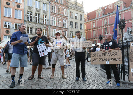 Gdansk, Polonia, 23rd. Agosto 2018 persone protestano contro l'espulsione dalla Polonia Ucraina un dialogo aperto attivista Ludmila Kozlowska (Lyudmila Kozlovska ) deportati dopo aver criticato a destra PiS (Diritto e Giustizia) governo. Lyudmila Kozlovska vissuto in Polonia con il suo marito polacco per dieci anni. Manifestanti con Lyudmila Kozlovska foto sono visti © Vadim Pacajev / Alamy Live News Foto Stock