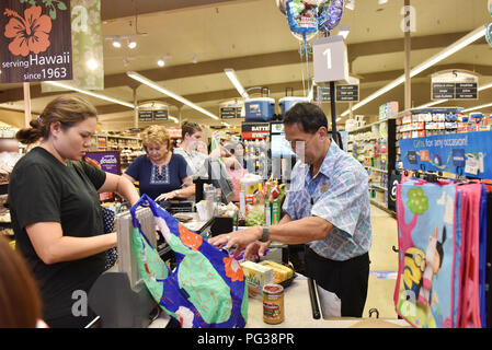 Honolulu, Hawaii. 23 Ago, 2018. Le persone acquistano acqua e viveri per prepararsi per il prossimo uragano in un supermercato a Honolulu delle Hawaii, Stati Uniti, 22 Agosto, 2018. Uragano Lane, predetta come la più grande minaccia meteo alle Hawaii in decenni, spostato pericolosamente vicino alla stato di Aloha giovedì mattina, innescando heavy rain, frane e inondazioni. La centrale della tempesta, misurato dagli scienziati come la più grave categoria 5, potrebbe diventare il primo grande uragano di fare approdo nello stato in 26 anni da giovedì a venerdì, forecasters detto. Credito: Xinhua/Alamy Live Foto Stock