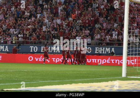 Atene, Grecia, Grecia. 23 Ago, 2018. Il team di Olympiakos celebrare dopo un goal, durante l'Europa League playoff, partita di calcio tra Olympiacos Pireo e Burnley al Karaiskakis Stadium, in Atene, Grecia. Credito: Dimitris Lampropoulos SOPA/images/ZUMA filo/Alamy Live News Foto Stock