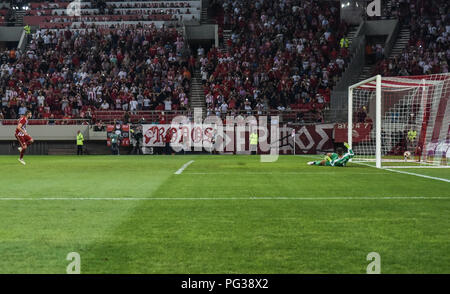 Atene, Grecia, Grecia. 23 Ago, 2018. Kostas Fortounis punteggi un obiettivo per Olympiakos in un calcio di rigore, durante l'Europa League playoff, partita di calcio tra Olympiacos Pireo e Burnley al Karaiskakis Stadium, in Atene, Grecia. Credito: Dimitris Lampropoulos SOPA/images/ZUMA filo/Alamy Live News Foto Stock