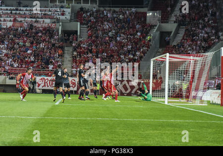 Atene, Grecia, Grecia. 23 Ago, 2018. Andreas Bouchalakis punteggi di un obiettivo con la sua testa, durante l'Europa League playoff, partita di calcio tra Olympiacos Pireo e Burnley al Karaiskakis Stadium, in Atene, Grecia. Credito: Dimitris Lampropoulos SOPA/images/ZUMA filo/Alamy Live News Foto Stock