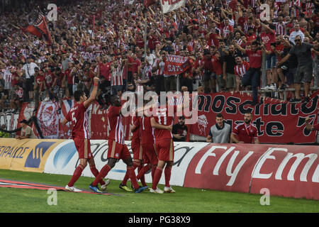 Atene, Grecia, Grecia. 23 Ago, 2018. Il team di Olympiakos celebrare dopo un goal, durante l'Europa League playoff, partita di calcio tra Olympiacos Pireo e Burnley al Karaiskakis Stadium, in Atene, Grecia. Credito: Dimitris Lampropoulos SOPA/images/ZUMA filo/Alamy Live News Foto Stock