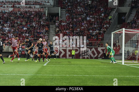 Atene, Grecia, Grecia. 23 Ago, 2018. Andreas Bouchalakis punteggi di un obiettivo con la sua testa durante l'Europa League playoff, partita di calcio tra Olympiacos Pireo e Burnley al Karaiskakis Stadium, in Atene, Grecia. Credito: Dimitris Lampropoulos SOPA/images/ZUMA filo/Alamy Live News Foto Stock