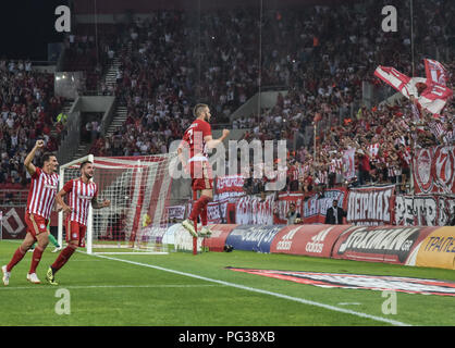 Atene, Grecia, Grecia. 23 Ago, 2018. Kostas Fortounis celebra dopo un goal, durante l'Europa League playoff, partita di calcio tra Olympiacos Pireo e Burnley al Karaiskakis Stadium, in Atene, Grecia. Credito: Dimitris Lampropoulos SOPA/images/ZUMA filo/Alamy Live News Foto Stock