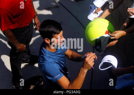 New York, Stati Uniti. 23 Ago, 2018. New York, N.Y, 23 agosto 2018 - US Open Tennis pratica: Novak Djokovic firma autografi per i fan dopo la pratica al Billie Jean King National Tennis Center in Flushing Meadows di New York, come giocatori preparati per gli Stati Uniti Aprire che inizia di lunedì prossimo. Credito: Adam Stoltman/Alamy Live News Foto Stock