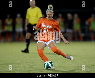 Williamsburg, VA, Stati Uniti d'America. 23 Ago, 2018. 20180823 - Virginia centrocampista MONTANA SUTTON (21) passa contro William e Maria nella seconda metà alla famiglia Martin Stadium di Williamsburg, Virginia Credit: Chuck Myers/ZUMA filo/Alamy Live News Foto Stock