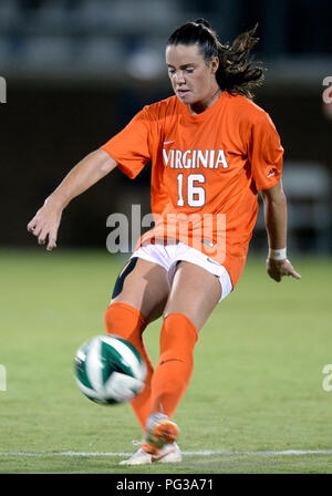 Williamsburg, VA, Stati Uniti d'America. 23 Ago, 2018. 20180823 - Virginia defender PHOEBE MCCLERNON (16) invia un passaggio verso il basso campo contro William e Maria nella seconda metà alla famiglia Martin Stadium di Williamsburg, Virginia Credit: Chuck Myers/ZUMA filo/Alamy Live News Foto Stock